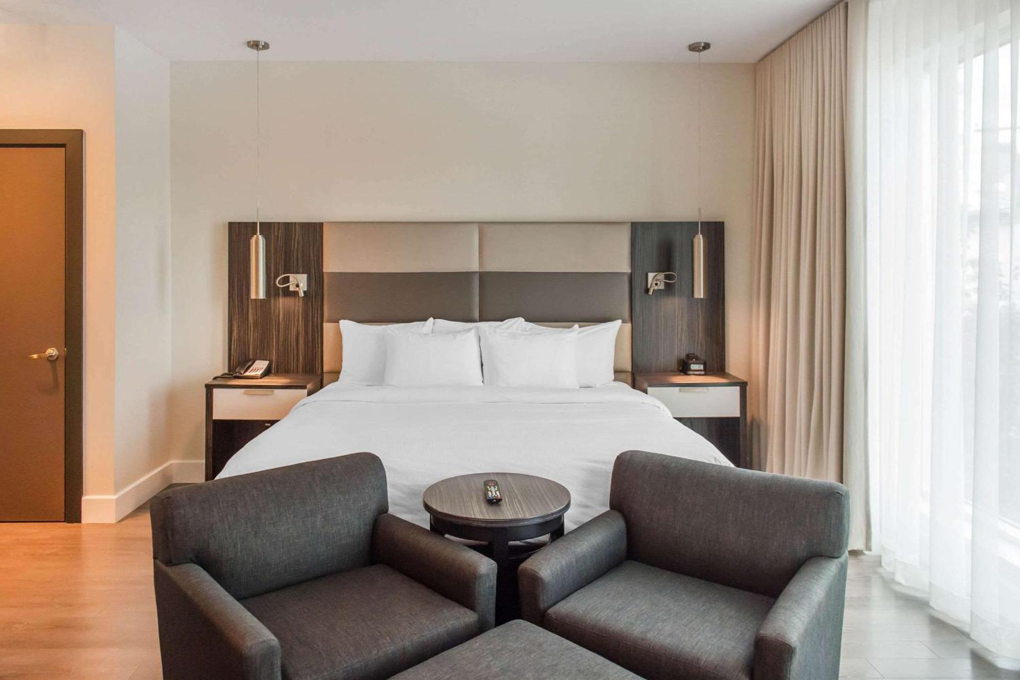 Les Suites Victoria, Ascend Hotel Collection Гатино Экстерьер фото